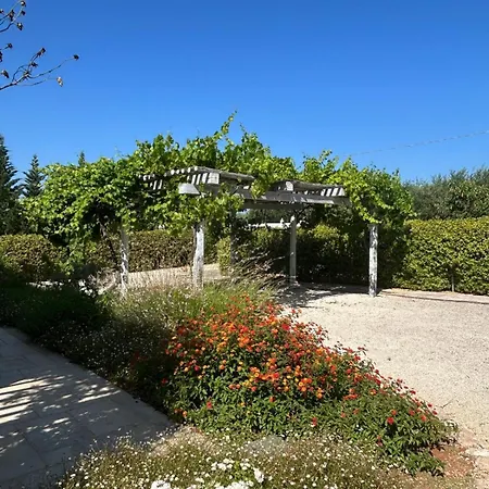 Leralora - Exclusive Pool And Garden Retreat *